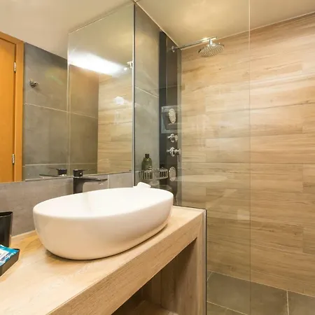 Railway Station Studio Apartment *