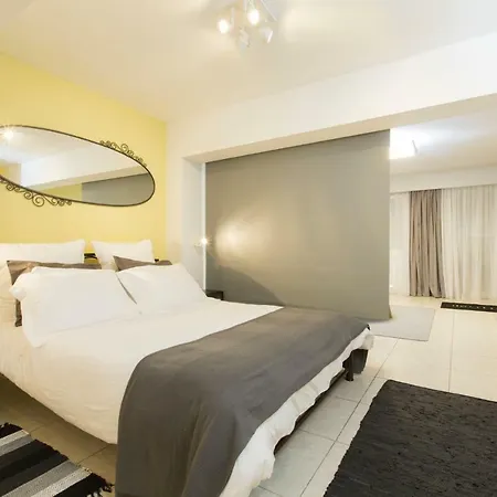 Railway Station Studio Apartment *